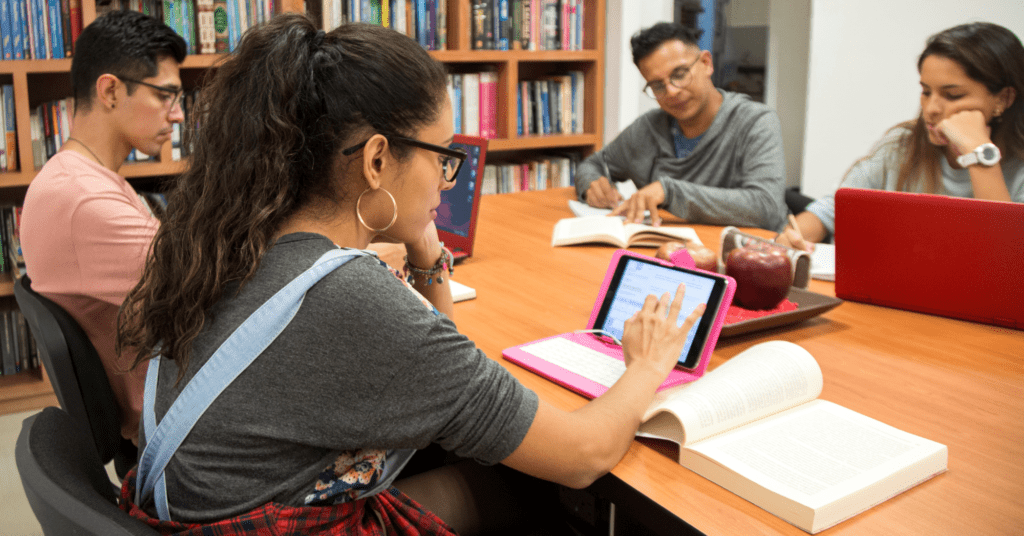 estudiantes en biblioteca